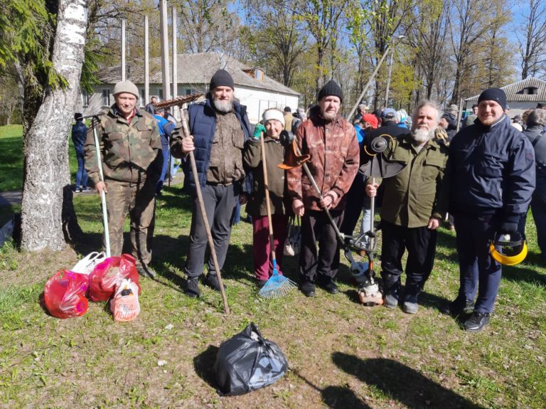 Духовенство Городокского благочиния совместно с прихожанами храмов принимает участие в уборке территории православного лагеря «Дружба»