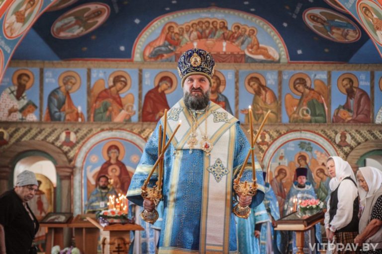 В Неделю 13-ю по Пятидесятнице епископ Друцкий Евсевий совершил Литургию в храме Святой Живоначальной Троицы города Городка