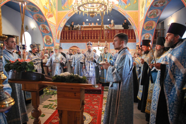 В канун Недели 13-й по Пятидесятнице митрополит Минский и Заславский Вениамин, Патриарший Экзарх всея Беларуси, совершил всенощное бдение в храме Святой Живоначальной Троицы