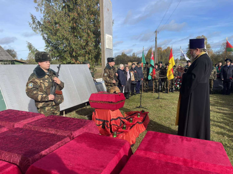 В деревне Холомерье прошло перезахоронение 27 останков погибших солдат