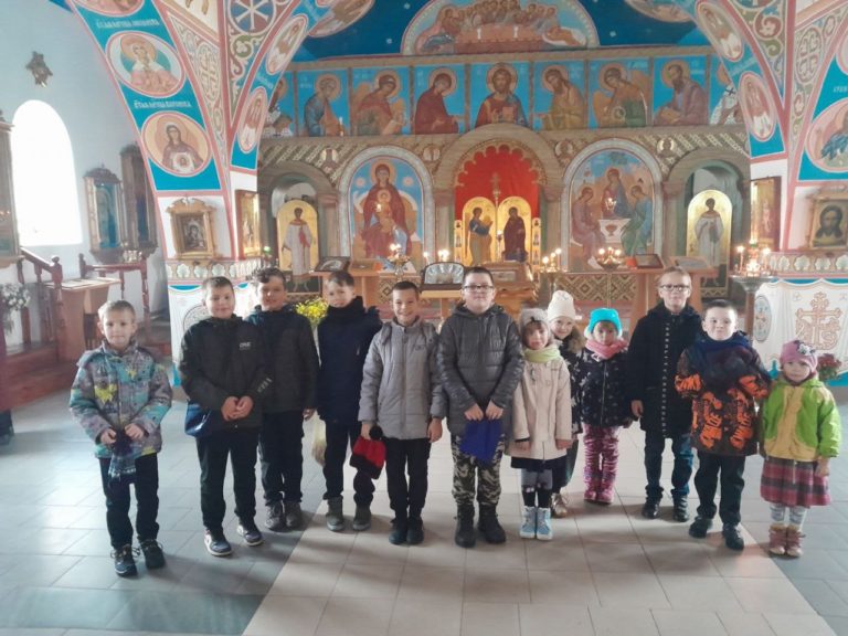 Дети воскресной школы нашего храма посетили прихожан, которые по немощи не могут посещать богослужение