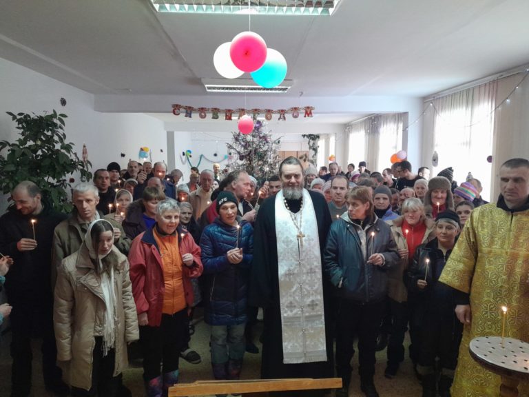 Члены группы милосердия храма Святой Живоначальной Троицы «Максимовский психоневрологический дом-интернат для престарелых и инвалидов»