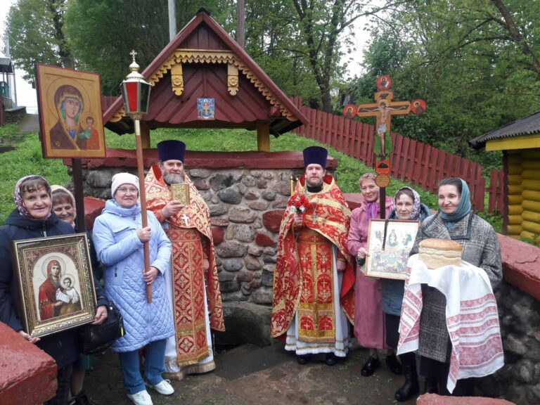 Крестный ход на святой источник