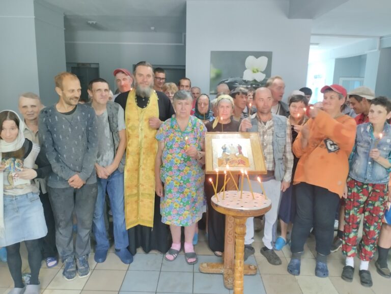 Члены группы милосердия храма Святой Живоначальной Троицы г. Городка посетили «Максимовский социальный пансионат Северный»