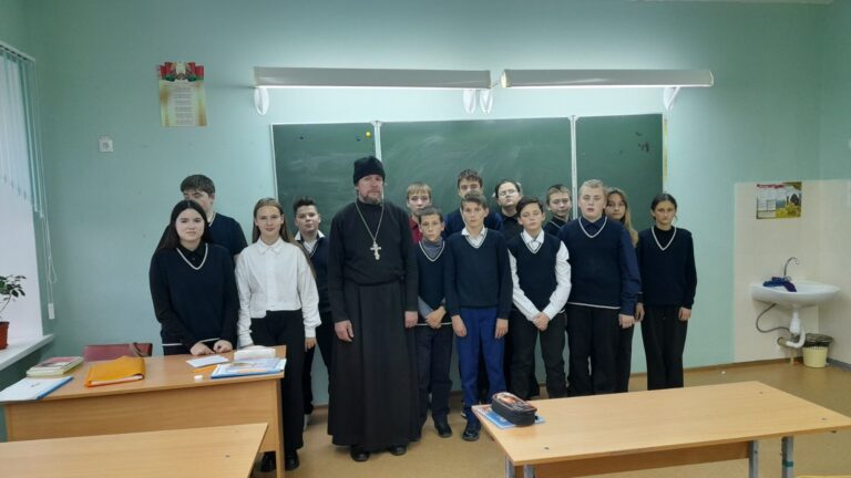 Классные часы в школе №2 с участием священнослужителя Городокского благочиния иерея Вячеслава Зайцева