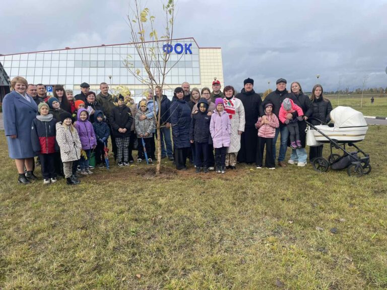 В праздник Покрова Пресвятой Богородицы в Городокском районе началась с закладки аллеи реликтовых деревьев