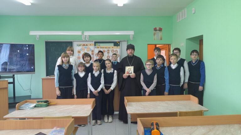 4 ноября в средней школе 2 г. Городка имени А.П.Соболевского в шестом и восьмом классе прошли классные часы, в которых принял участие сященнослужитель храма Святой Живоначальной Троицы