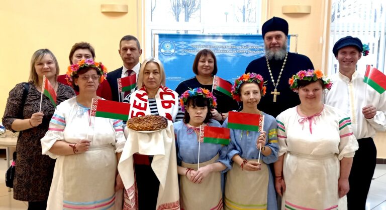 3 декабря в Городокском РДК ко Дню инвалидов Республики Беларусь состоялось культурно-массовое мероприятие в котором участвовали члены отделения социальной реабилитации, реабилитации инвалидов ТЦСОН Городокского района, члены общественных организаций «БелОИ» и «БелТИЗ», насельники Максимовского социального пансионата «Северный»