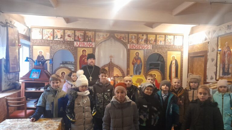 4 декабря в праздник Введения во храм Пресвятой Богородицы в храме святого Василия блаженного д. Пальминка прошла образовательная экскурсия учащихся 3 классов и педагогов Пальминской средней школы