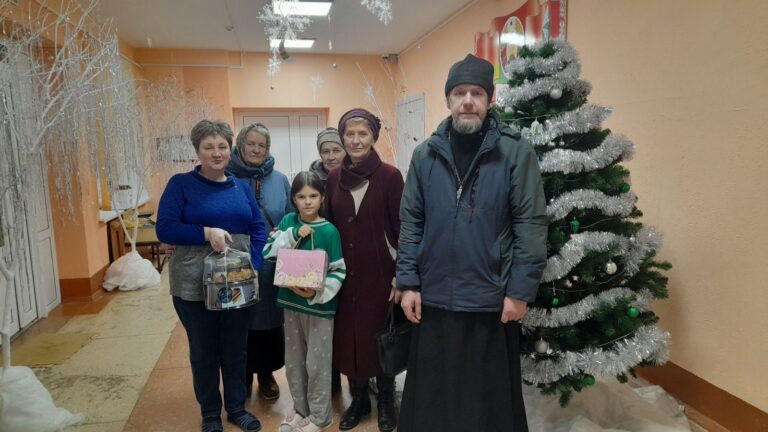 19 декабря в день памяти святителя Николая чудотворца, члены группы милосердия храма Святой Живоначальной Троицы г. Городка посетили детский СПЦ.