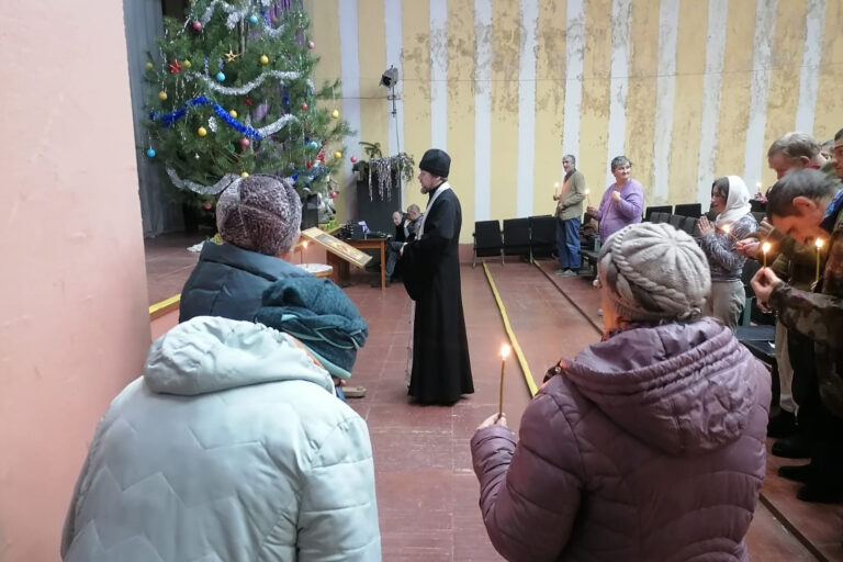 Представители храма Святой Живоначальной Троицы города Городка посетили Максимовский социальный пансионат «Северный»