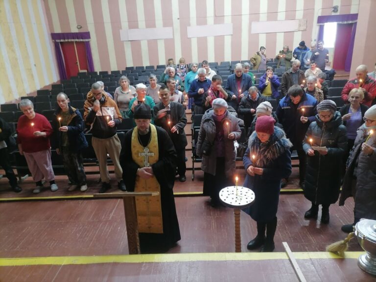 17 февраля члены группы милосердия храма Святой Живоначальной Троицы г. Городка посетили ГУ «Максимовский социальный пансионат Северный»