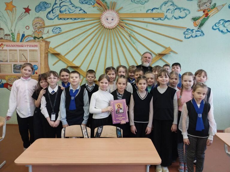 2 января в ГУО СШ-1 имени И.Х. Баграмяна г. Городка прошла встреча священнослужителя благочиния иерея Стахия Кисилева с учащимися 3 класса, на тему Сретение Господне в жизни человека
