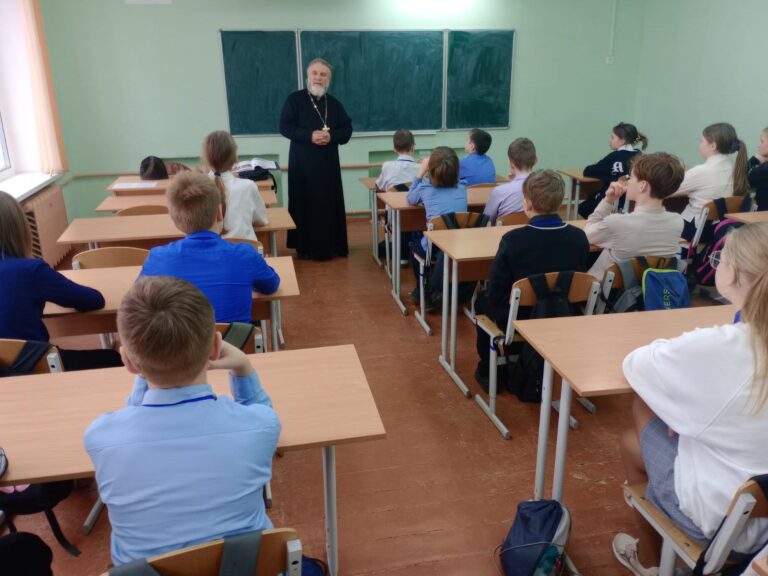 12 марта в ГУО СШ-1 имени И.Х. Баграмяна г. Городка прошла встреча священнослужителя благочиния иерея Стахия Кисилева с учащимися 6 класса