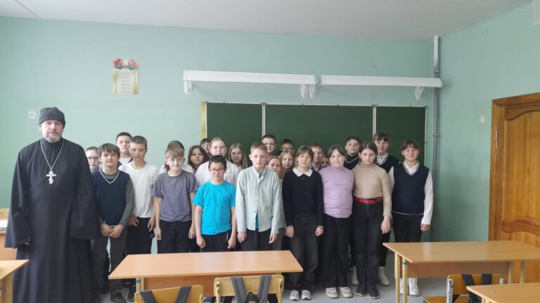 4 апреля в ГУО «Средняя школв 2 г.Городка имени А.П.Соболевского прошёл классный час с участием священнослужителя благочиния иерея Вячеслава Зайцева
