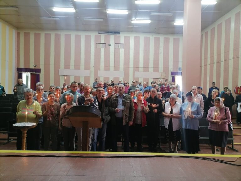 22 апреля члены группы милосердия храма Святой Живоначальной Троицы г. Городка посетили ГУ «Максимовский социальный пансионат Северный», чтобы поздравить с праздником Пасхи Христовой