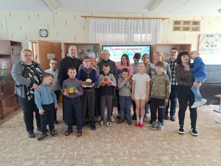 24 апреля в четверг Светлой седмицы в ГУО в «Городокский районный центр коррекционно-развивающего обучения и реабилитации в рамках Пасхальной благотворительной акции «Навстречу детским сердцам» прошло праздничное мероприятие, посвященное «празднику праздников и торжеству из торжеств» — Воскресению Христову