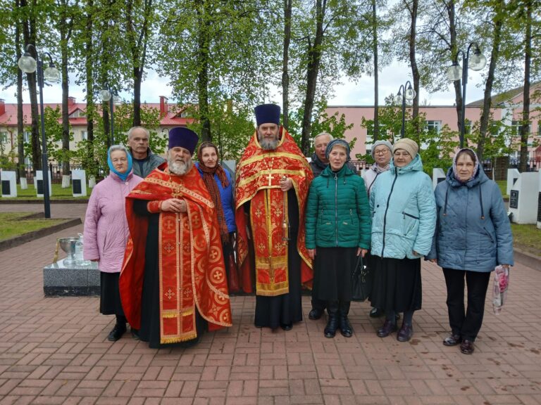 8 мая в предверии 80-ти летия праздника Победы,в городе Городке на мемориальном комплексе «Бессмертие» было совершено поминовение усопших воинов и всех страдальчески погибших в годы Великой Отечественной войны
