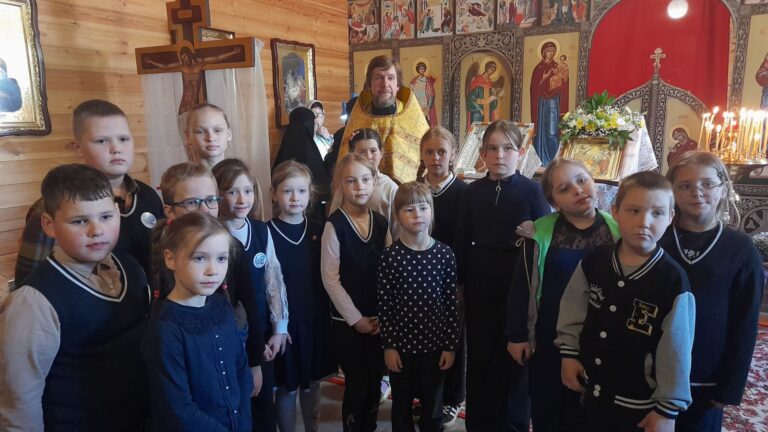 22 мая в день памяти Святителя Николая архиепископа Мир Ликийских Чудотворца в храме Святителя Николая д.Межа Городокского Благочиния состоялась образовательная экскурсия учащихся младшего школьного возраста и педагогов Меженской средней школы