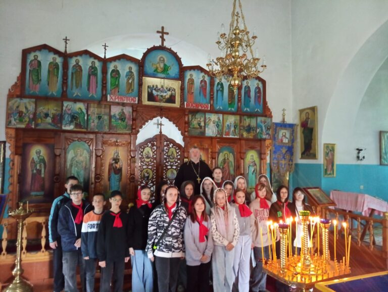14 июня в деревне Кабище, Городокского района в храме Вознесения Господня была совершена Божественная Литургия, которую совершил иерей Александр Кононович.