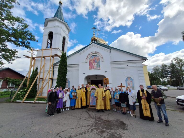 17 августа по г. Городку прошел ежегодный крестный ход, который посвящен празднику Успения Пресвятой Богородицы