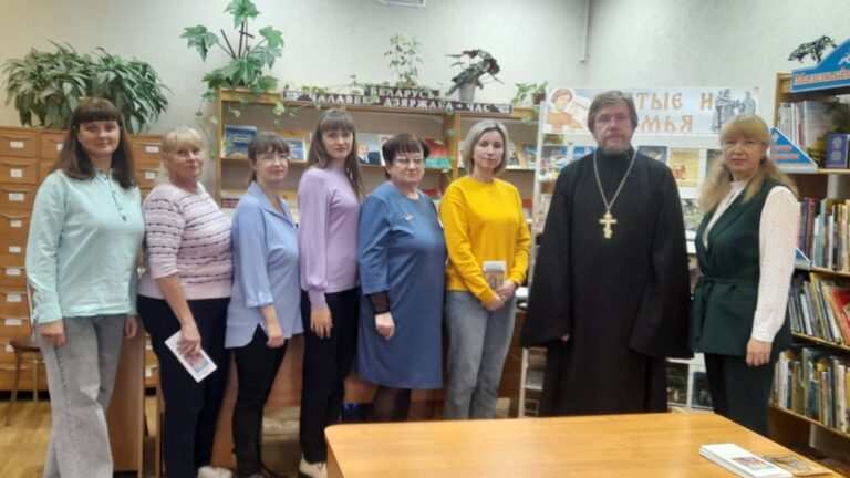 19 сентября в Центральной библиотеке г.Городка в читальном зале Кафедры православной литературы состоялась тематическая выставка духовной литературы и беседа с работниками библиотеки на тему «Святые и семья»