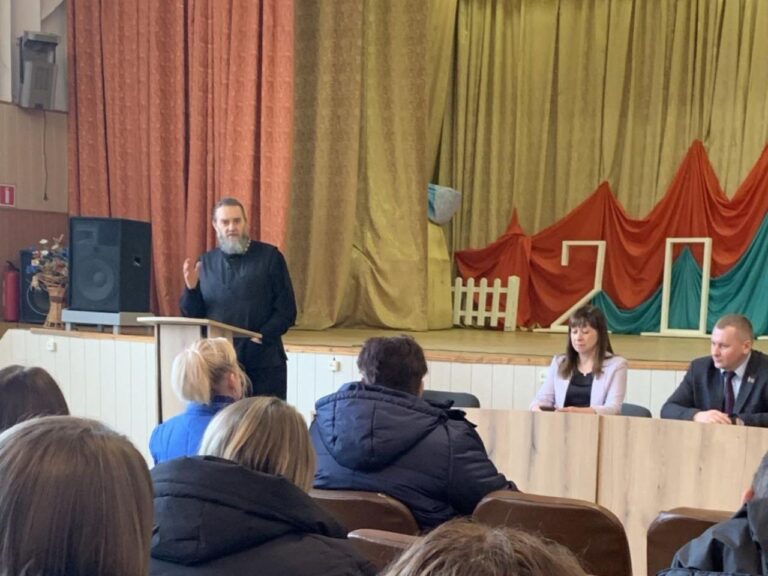 20 ноября в актовом зале ОАО «Птицефабрика Городок» состоялась встреча настоятеля храма Святой Живоначальной Троицы протоиерея Владимира Догодька с трудовым коллективом предприятия