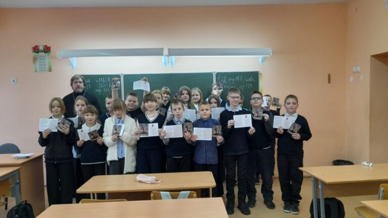 24 ноября в средней школе № 2 имени А.П.Соболевского г. Городка прошли классные часы в 5 и 7 классах с участием священнослужителя Городокского благочиния иерея Вячеслава Зайцева