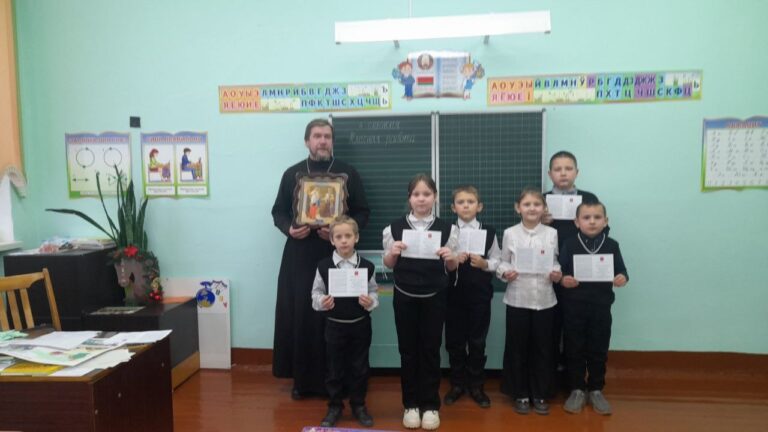 4 декабря в Пальминской средней школе имени Н. И. Аверченко Городокского района прошли классные часы в 4 и 7 классах с участием священнослужителя Городокского благочиния иерея Вячеслава Зайцева на тему «Христианские духовные ценности.»
