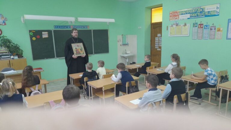 5 декабря в средней школе 2 имени А.П.Соболевского, г.Городка прошёл урок Духовности с участием священнослужителя Городокского благочиния иерея Вячеслава Зайцева