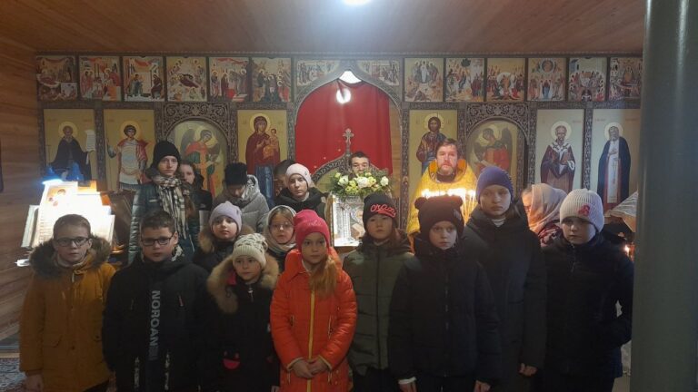 19 декабря в храме Святителя Николая архиепископа Мир Ликийских Чудотворца д.Межа Городокского района состоялась образовательная экскурсия учащихся 5-7 классов ГУО «Меженская средняя школа им. А.Е.Козлова»