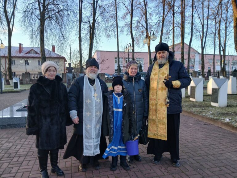23 декабря в предверии праздника посвященного 82-й годовщине освобождения города Городка от немецко-фашистских захватчиков на мемориальном комплексе «Бессмертие» была совершена лития по усопшим воинам
