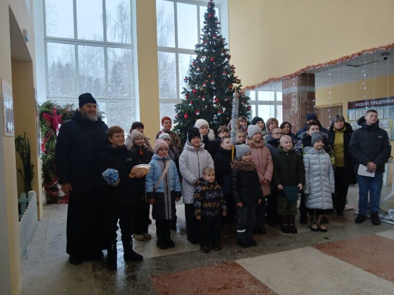 На Святках 12 января Христославы детской воскресной школы храма Святой Живоначальной Троицы города Городка провели традиционные рождественские поздравления в честь праздника Рождества Христова