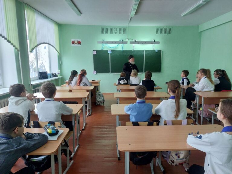 13 января в ГУО СШ-1 имени И.Х. Баграмяна г. Городка прошла встреча священнослужителя благочиния иерея Стахия Кисилева с учащимися 5а класса, на тему Рождество Христово