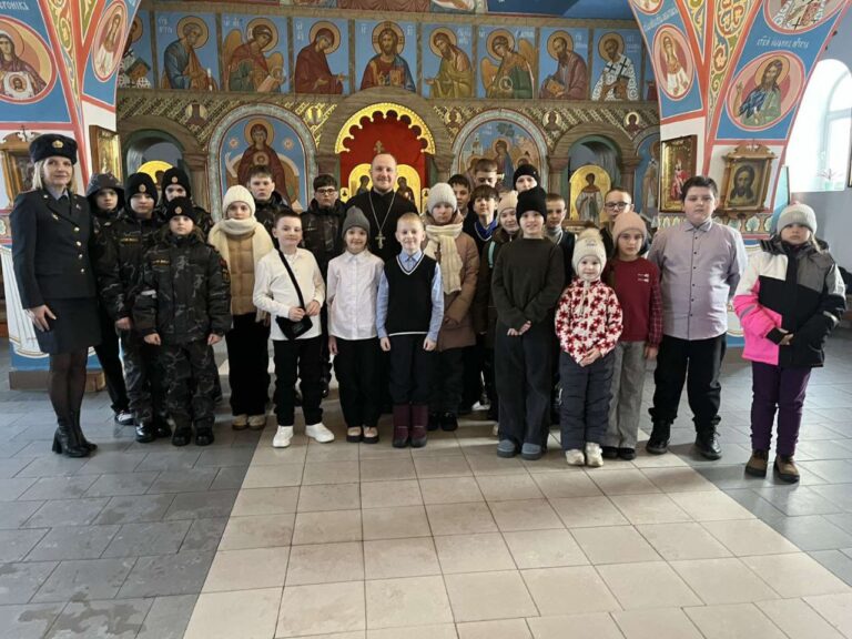23 января воспитанники военно-патриотического клуба «Отечество» при Городокском РОВД в сопровождении заместителя начальника Городокского РОВД Натальи Миролюбовой совершили познавательную экскурсию в храм Святой Живоначальной Троицы города Городка