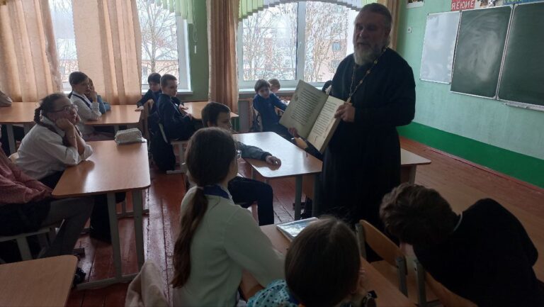 19 февраля в ГУО СШ-1 имени И.Х. Баграмяна г. Городка в пятых классах школы, прошла встреча священнослужителя благочиния иерея Стахия Кисилева на тему «Православная книга и ее значение в жизни человека»
