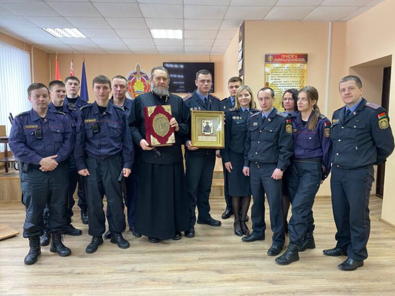 27 февраля настоятель храма Святой Живоначальной Троицы г. Городка протоиерей Владимир Догодька провел встречу с личным составом Городокского РОВД приуроченную ко Дню православной книги