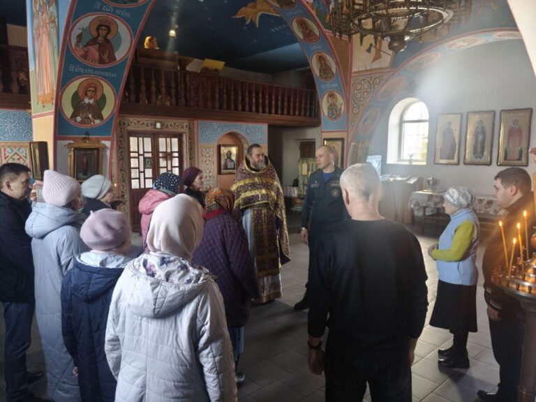 15 марта представители Городокского отдела МЧС, в храме Святой Живоначальной Троицы провели с прихожанами профилактическую встречу