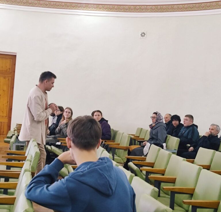 15 марта представители Городокского благочиния вместе с молодежью епархии встретились с Ткаченко Р. А. — экспертом Синодального отдела по делам молодёжи Русской Православной Церкви и спикером программы «Духовная связь».