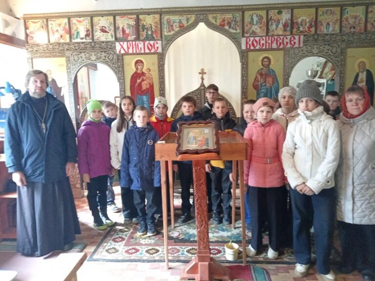 7 апреля в Пальминской средней школе Городокского района прошёл урок Духовности на тему «Что такое духовно-нравственные ценности» в 5-7 классах с участием священнослужителя Городокского благочиния иерея Вячеслава Зайцева