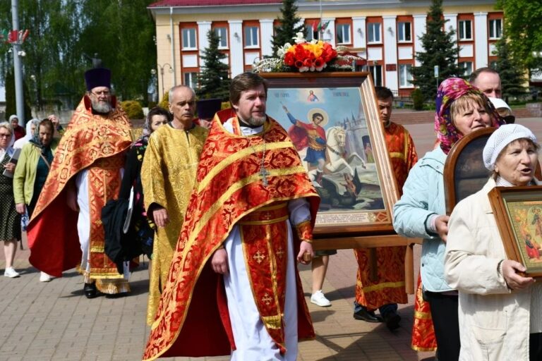 6 мая, в день памяти великомученика Георгия Победоносца и празднования Преполовения Пятидесятницы, после Божественной Литургии в храме святой Живоначальной Троицы г. Городка был совершен крестный ход на главную площадь района к месту воссоздания часовни в память святого