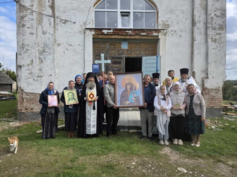 23 августа в храме Вознесения Господня, д. Хвошно, Городокского Благочиния было совершено праздничное соборное богослужение, посвященное памяти священномученика Афанасия Прихабского, пострадавшего за веру в 30 годах 20 века